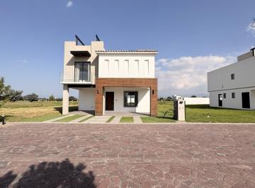 Casa · 233m² · 3 Recámaras · 2 Estacionamientos · Casa en Venta San Miguel Totocuitlapilco, Metepec