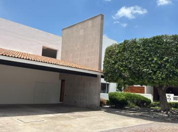 Casa · 749m² · 4 Recámaras · 6 Estacionamientos · Casa en La Rica con Seguridad 24hrs