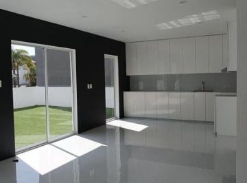 Casa · 240m² · 4 Recámaras · 2 Estacionamientos · En Venta Residencia en Las Palmas con 4 Recámaras, Una en Planta Baja