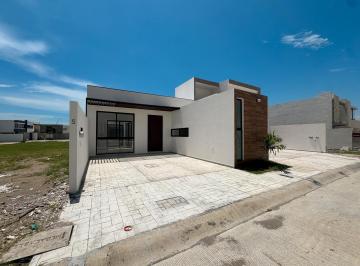 Casa · 120m² · 2 Estacionamientos · Casa en Punto Lomas de un Nivel con Alberca
