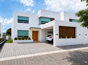 Casa · 340m² · 3 Recámaras · 4 Estacionamientos · Casa en Venta en Privada en Los Encinos Juriquilla, Queretaro con Casa Club y Alberca