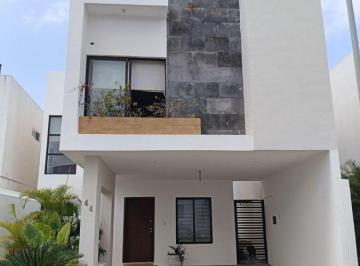 Casa · 147m² · 3 Recámaras · 2 Estacionamientos · Casa en Venta en Lomas de La Rioja con 3 Recámaras y Alberca