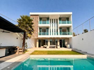 Casa · 469m² · 6 Recámaras · 3 Estacionamientos · Casa en Venta con Alberca en Burgos Cuernavaca