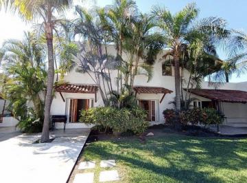 Casa · 345m² · 4 Recámaras · 2 Estacionamientos · Casa en Venta en Pueblo Tequesquitengo