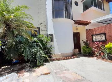 Casa · 5 Recámaras · 2 Estacionamientos · Casa - Bosques de Cuernavaca