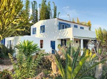 Casa · 2443m² · 4 Recámaras · 5 Estacionamientos · Casa en Ajijic Centro