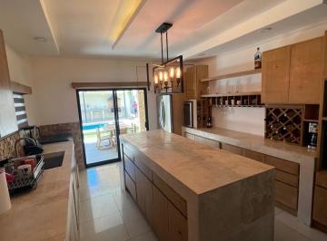 Casa · 240m² · 3 Recámaras · 2 Estacionamientos · Casa en Venta con Alberca en Diana Laura, La Paz, B. C. s.