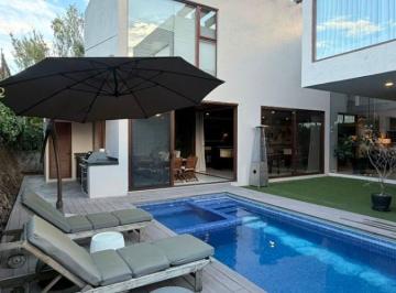 Una residencia diseñada para disfrutar tanto sus espacios interiores como sus ár · Casa en Venta en El Campanario con 4 Recámaras y Alberca