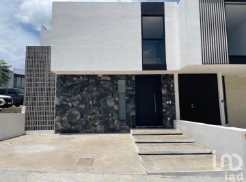 Casa · 197m² · 3 Recámaras · 2 Estacionamientos · Casa en Venta en Frac. Lomalta, Tres Marías