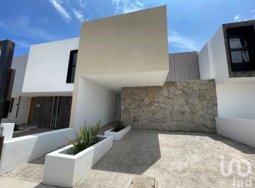 Casa · 204m² · 3 Recámaras · 2 Estacionamientos · Casa en Venta en Frac. Lomalta, Tres Marías