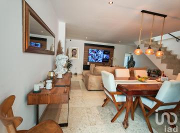 Casa · 450m² · 3 Recámaras · 2 Estacionamientos · Venta de Casa con Seguridad en Lomas de San Mateo