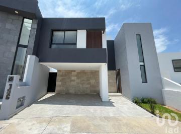 Casa · 198m² · 3 Recámaras · 2 Estacionamientos · Casa en Venta Frac. Lomalta, Tres Marías, Morelia