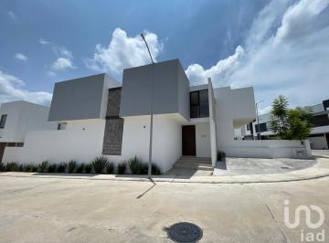 Casa · 201m² · 3 Recámaras · 2 Estacionamientos · Casa en Venta en Frac. Lomalta, Tres Marías, Morelia
