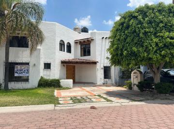 Casa en condominio · 252m² · 3 Recámaras · 2 Estacionamientos · Casa en Renta en Fraccionamiento en Pueblo Nuevo con Seguridad