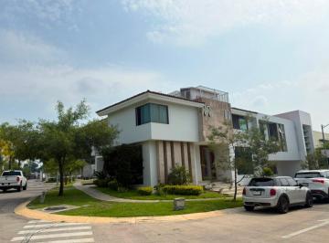 Casa de 4 habitaciones, Zapopan · Residencia en Renta en Virreyes | Elegancia y Excelente Ubicación