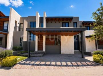 Casa · 280m² · 3 Recámaras · 3 Estacionamientos · Casa en Venta en Altozano Queretaro