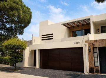 Casa de 5 habitaciones, Zapopan · Residencia Moderna, con Recámara y Terraza en Planta Baja