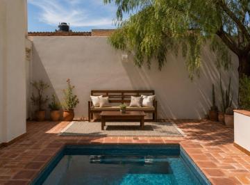 Casa de 2 habitaciones, San Miguel de Allende · Hermosa Casa de 2 Recámaras, con Alberca, Porche y Jardín en Lindavista. Cerca del Centro.