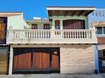 Casa de 4 habitaciones, Coatepec · Casa en Venta en Coatepec | 4 Recámaras, Roof Garden, Terraza y 270 m² de Construcción