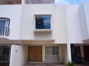 Casa · 156m² · 3 Recámaras · 2 Estacionamientos · Casa Remodelada en Venta en Col. Seattle, Zapopan