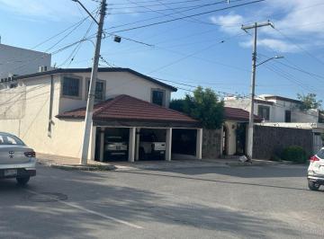 Casa de 4 habitaciones, Saltillo · Amplia Casa en Renta, en Zona Norte de Saltillo, en Esquina, Muy Cerca de Blvd Carranza