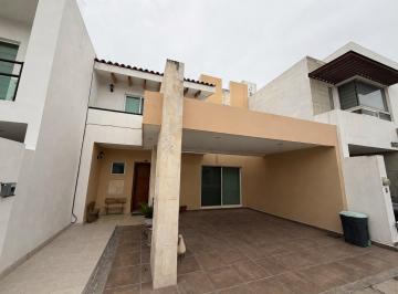 FACHADA · Casa Amueblada en Renta Cerca de La Ibero León en Lomas Punta del Este