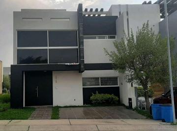 Casa en condominio · 250m² · 4 Recámaras · 2 Estacionamientos · Casa en Renta en Valle Imperial