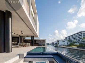 Casa · 500m² · 4 Recámaras · 4 Estacionamientos · Venta de Casa de Lujo en Puerto Cancun con Muelle