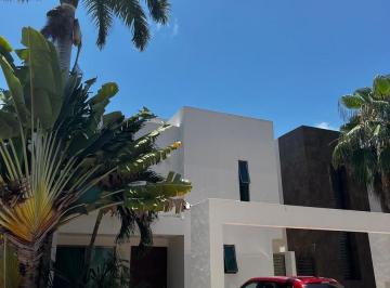 Casa · 300m² · 3 Recámaras · 2 Estacionamientos · Casa en Renta en Cumbres Cancun con Alberca y Jardín