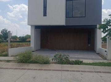 Casa · 176m² · 3 Recámaras · 2 Estacionamientos · Casa en El Mayorazgo