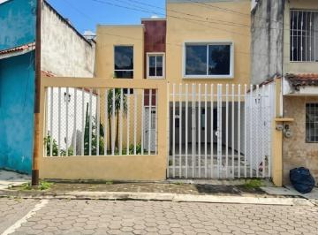 Casa de 2 habitaciones, Coatepec · Casa en Venta a Minutos del Centro de Coatepec | Cochera, 2 Recámaras y Jardín