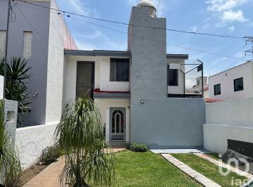 Casa · 180m² · 3 Recámaras · 2 Estacionamientos · Amplia Casa en Venta en Santa Anita