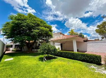 Casa · 363m² · 3 Recámaras · 4 Estacionamientos · Casa en Venta en Jurica