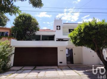 Casa · 480m² · 4 Recámaras · 4 Estacionamientos · Venta de Casa con Alberca en Las Terrazas