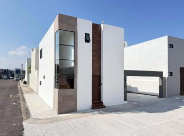 Casa · 126m² · 3 Recámaras · 2 Estacionamientos · Lomas Residencial, Casa en Venta de 3 Recámaras, Una de Ellas en Pb, y Alberca, en Esquina