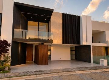 Casa · 206m² · 4 Recámaras · 2 Estacionamientos · Casa en Venta en Lomas de Angelopolis III, Cascatta Puebla.