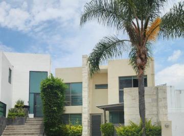 Casa de 4 habitaciones, León · Casa en Venta en Lomas del Refugio con 4 Recamaras, Recamara en Planta Baja, Sotano y 3 Baños
