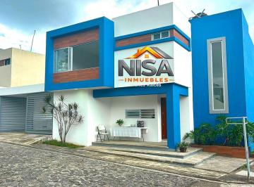 Casa de 4 habitaciones, Fortín · Casa en Venta Amplio Jardín y Finos Acabados