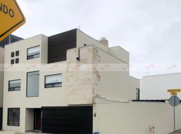 Casa · 500m² · 3 Recámaras · 2 Estacionamientos · Casa en Renta en Valle de Cumbres Premier