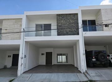 Casa · 153m² · 3 Recámaras · 2 Estacionamientos · Casa con Amplio Patio Col. Loma del Gallo