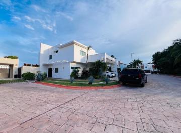 Casa · 296m² · 4 Recámaras · 2 Estacionamientos · Casa en Venta en Residencial Cumbres