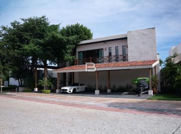 Casa · 780m² · 5 Recámaras · 4 Estacionamientos · Casa en Renta Equipada en Lagos del Sol