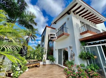 Casa · 375m² · 3 Recámaras · 2 Estacionamientos · Isla Dorada Casa en Renta Equipada