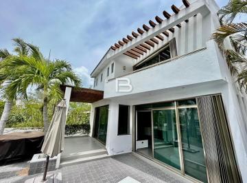 Casa · 383m² · 3 Recámaras · 2 Estacionamientos · Isla Dorada Casa en Renta Amueblada con Muelle