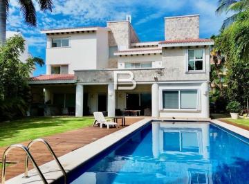 Casa · 890m² · 6 Recámaras · 6 Estacionamientos · Casa en Renta con Frente a Laguna en Residencial Isla Dorada