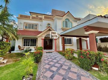 Casa · 290m² · 4 Recámaras · 4 Estacionamientos · Casa en Renta Amueblada en Isla Dorada Cancún