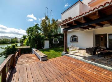 Casa · 390m² · 4 Recámaras · 4 Estacionamientos · Remate Casa con Muelle en Renta en Isla Dorada Cancún