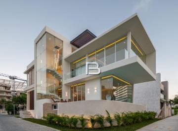 Casa · 220m² · 4 Recámaras · 2 Estacionamientos · Casa en Renta Ubicada en La Marina Puerto Cancún