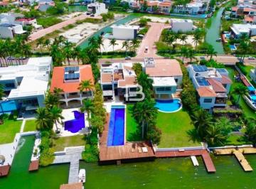 Casa · 800m² · 4 Recámaras · 5 Estacionamientos · Casa en Renta en Isla Dorada Amueblada