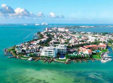 Casa · 371m² · 4 Recámaras · Renta Casa con Muelle en Isla Dorada, Cancún